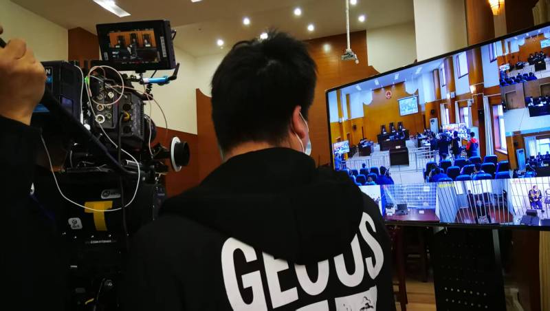 AI生成VS人工创意——来凤县广告片拍摄公司的技术浪漫主义实践